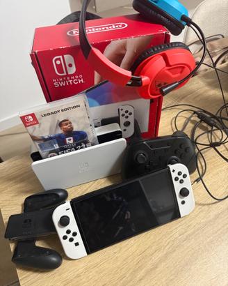 Nintendo switch oled + cuffie + joystick + gioco
