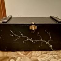 Cassapanca vintage in legno nera con disegni 