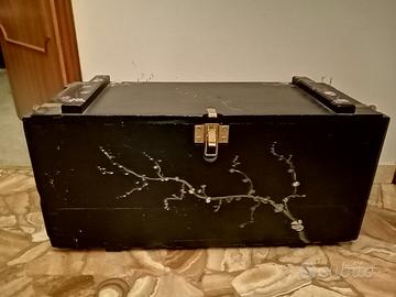 Cassapanca vintage in legno nera con disegni 