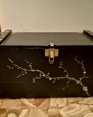 Cassapanca vintage in legno nera con disegni 