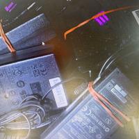 alimentatori e caricabatterie diversi