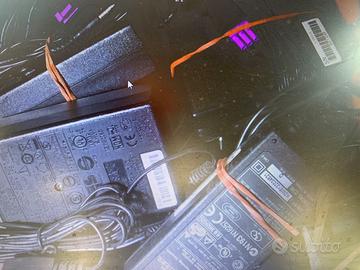 alimentatori e caricabatterie diversi