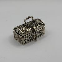 Scatola in miniatura decorata vintage in argento