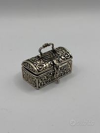 Scatola in miniatura decorata vintage in argento