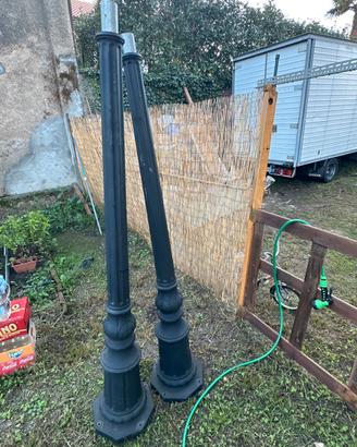 Coppia pali per lampioni in gomma dura