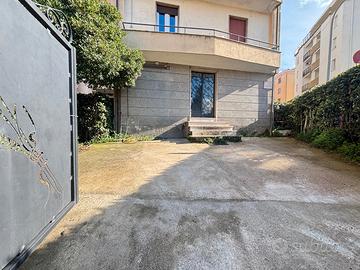 6 locali on ingresso indipendente e 2 box