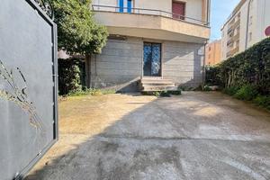 6 locali on ingresso indipendente e 2 box