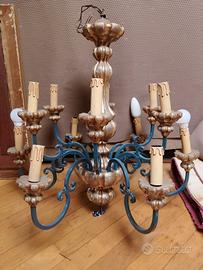 antico lampadario in legno decorato 