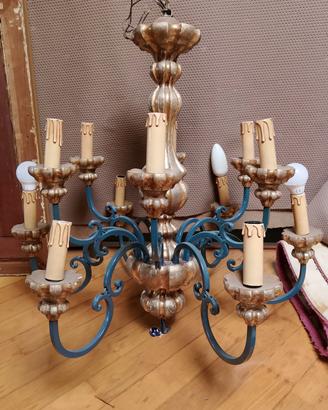 antico lampadario in legno decorato 