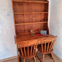 scrivania per stanzetta con due sedie