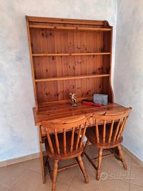 scrivania per stanzetta con due sedie