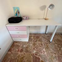 Scrivania IKEA con cassettiera