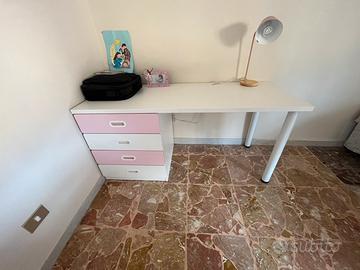 Scrivania IKEA con cassettiera