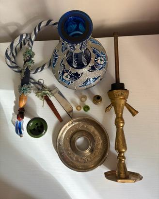 Narghilè blu e argento con decori e accessori