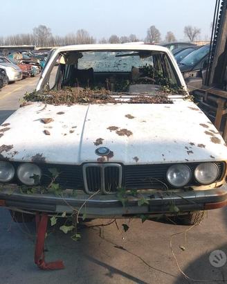 BMW SERIE 5 520i E12 demolita per ricambi