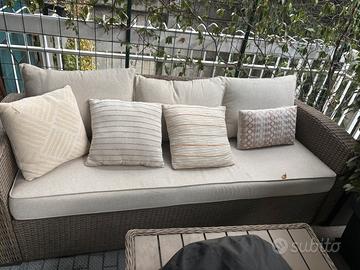 Set divani e tavolo giardino