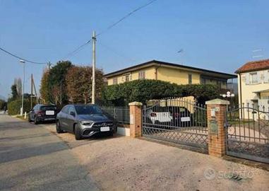Immobile in asta di 191 m² con 4 locali a Teolo