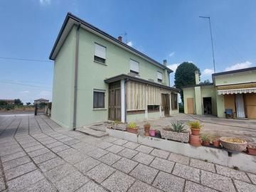 Casa singola con taverna, garage e giardino.