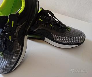   Scarpe sportive nuove 