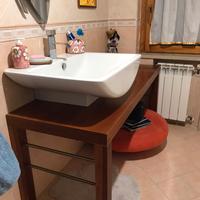 Lavabo bagno con tavolo e specchio