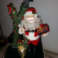 babbo natale con musichetta natalizia e lampadario