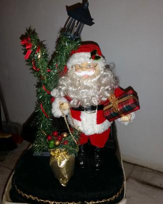 babbo natale con musichetta natalizia e lampadario