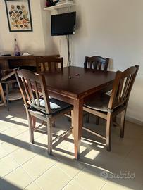 Tavolo in legno con 4 sedie