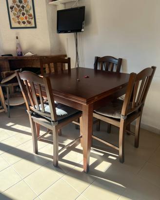 Tavolo in legno con 4 sedie
