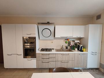 Cucina Lube e parete attrezzata 