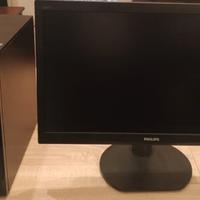 PC fisso con monitor per ufficio e gaming base