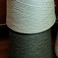 Lotto di 2 matasse di pura lana vergine