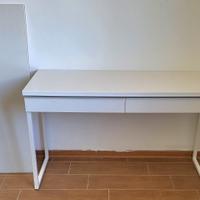 Scrivania con cassetti e
Piano di copertura