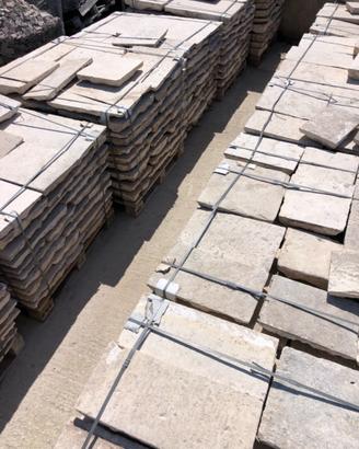 Pavimentare con pietra di recupero selezionata
