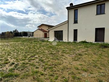 VILLA A SCHIERA D'ANGOLO A CHIESINA UZZANESE