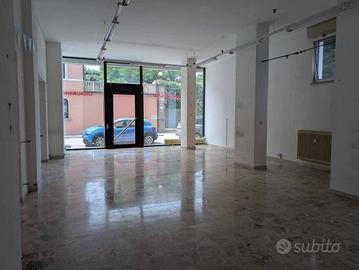 Locale commerciale vetrinato in zona centrale