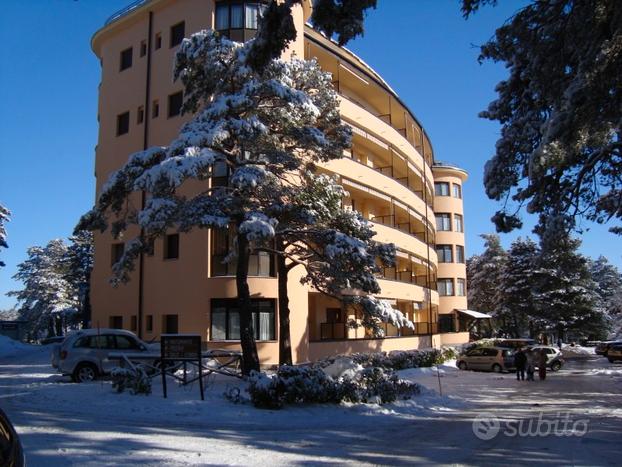 Bilocale con parco e piscina scoperta