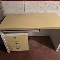 Scrivania con cassettiera