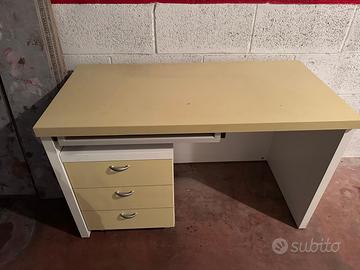 Scrivania con cassettiera