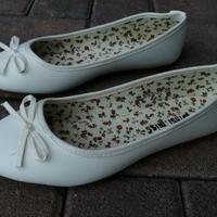 Ballerine bianche con fiocco