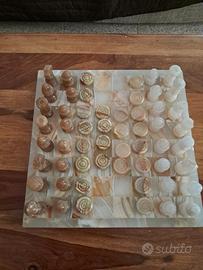 dama e scacchi in marmo