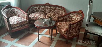 Salotto antico con tavolo