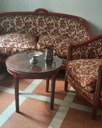 Salotto antico con tavolo