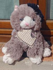 Peluche gattino grigio/nero con bavaglio/farfalla