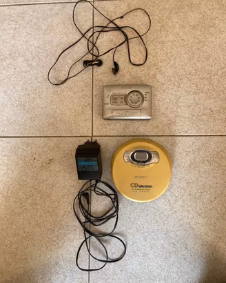 2 VINTAGE Walkman CD SONY + AUDIOCASSETTE AIWA