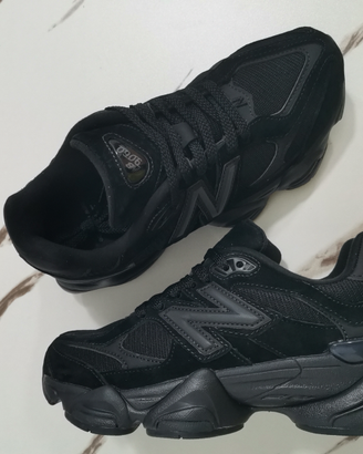 Scarpe sportive da uomo New Balance 9060 nere EU42