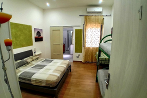 Fronte POLICLINICO vicino CIVICO STAZIONE CENTRALE