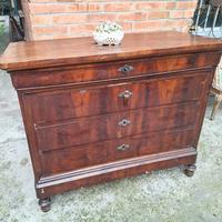 Piccolo comò cappuccino di noce