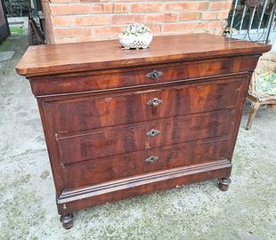 Piccolo comò cappuccino di noce