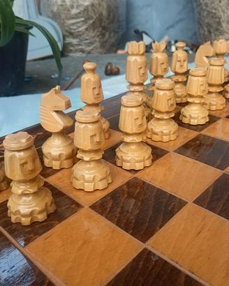 Scacchi in legno intagliati a manifattura slava