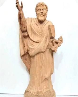 Antica statua raffigurante San Pietro, un'opera d'